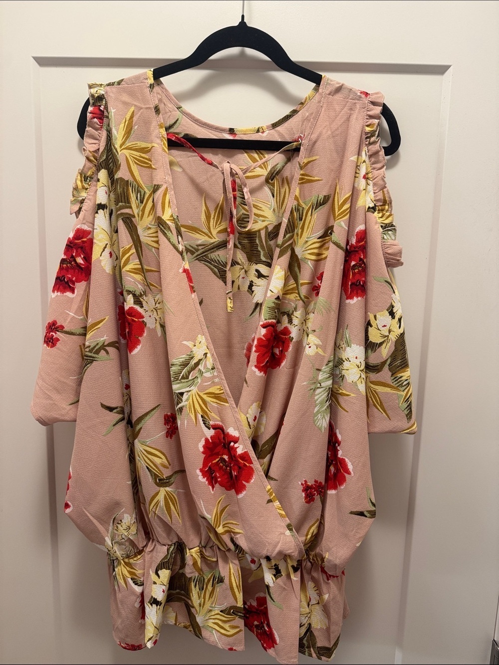 🆕 easel Blush Floral Cold-Shoulder Tunic with Red & Cream Blooms. M. NWT!🔥 - Picture 3 of 4